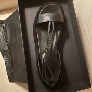 Theory donut sandal
Size 37 (women’s 7)
Brand New with box